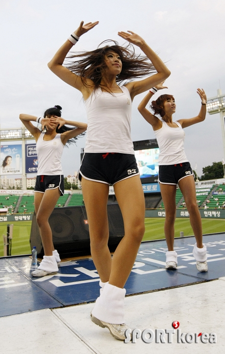 두산 치어리더, `신나는 공연 즐겨요~`