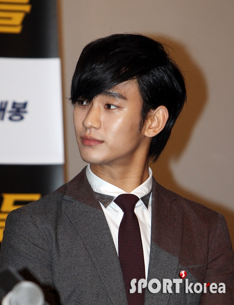 김수현, `날렵한 턱선으로 여심 올킬!`