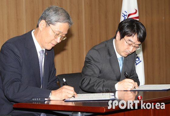 MOU체결하는 김도연 국과위원장과 코코엔터테인먼트 대표 김우종