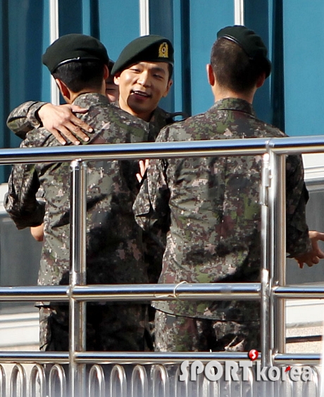 유승찬 `후임들아 고맙다 수고해~`