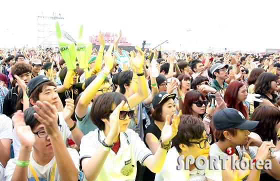 개막 첫 날 몰려든 많은 관중들(2012 펜타포트 락 페스티벌)