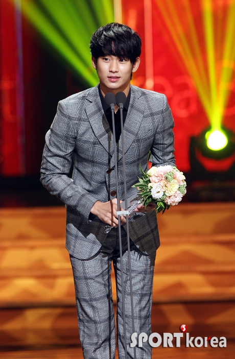 김수현 ```탤런트 상` 받게 돼 너무 기뻐요``