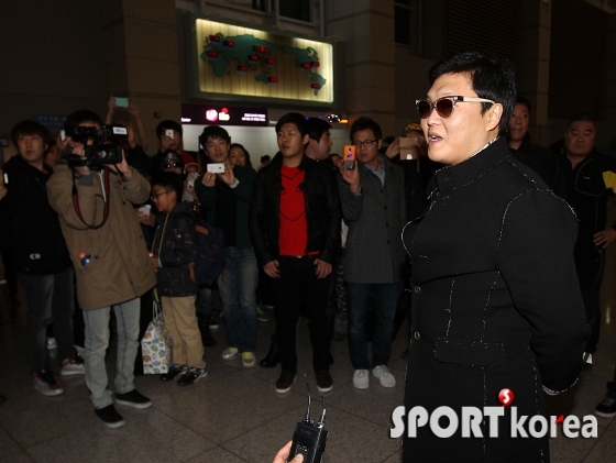 싸이, 뜨거운 취재열기 속 출국!