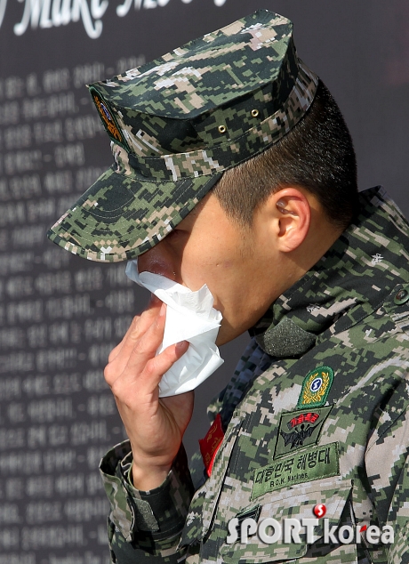 현빈 `흐르는 눈물을 주체 못 해`