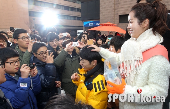 한지민, 나눔 동참한 남성팬에 `쓰담 쓰담`