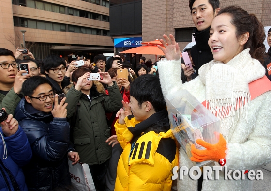 한지민, 명동 한복판서 ``굶주린 지구촌 아이들의 엄마가 되주세요!``