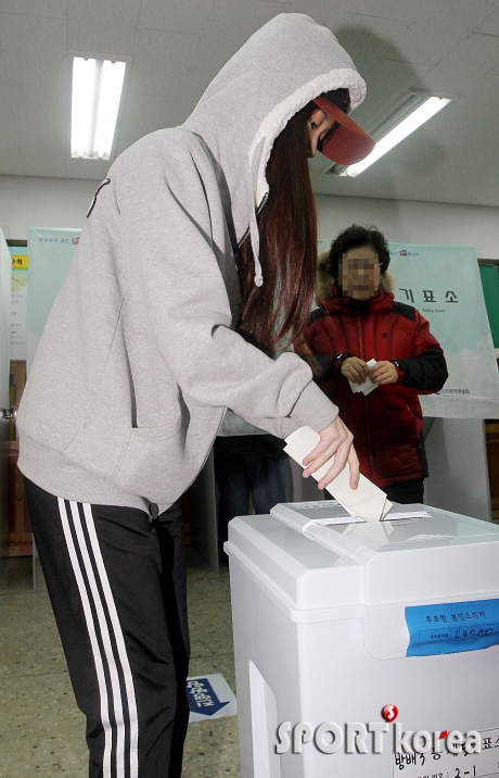 아이유 `긴장된 첫 투표`