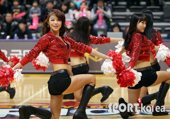 오프닝공연 펼친 치어리더 `오늘 경기 기대해 주세요`