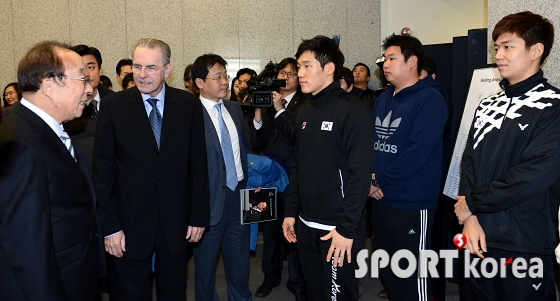 선수촌 방문한 자크로게 `한국 영웅들이 한자리에`