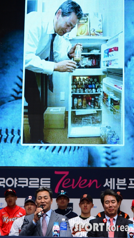커피 좋아하는 김진욱감독 `냉장고에 커피가득`
