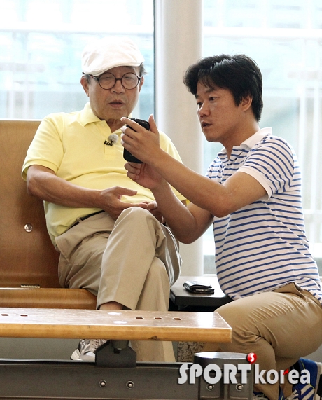 나영석PD `꽃할배 신구에 스마트폰 사용 설명중`