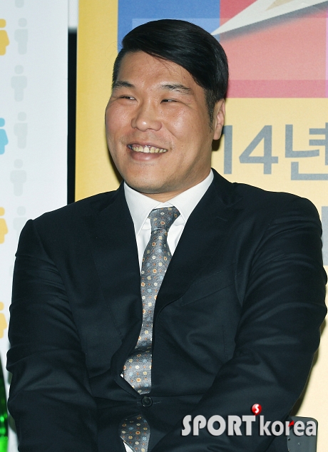 서장훈 `좀처럼 보기 힘든 귀여운 미소`