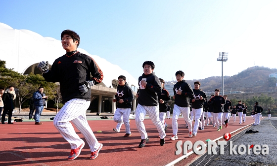 1,000m 달리기 하는 롯데 선수들