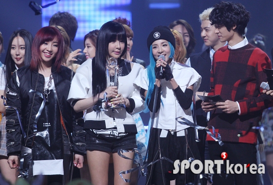 2NE1 `엠카 1위 너무 기뻐요`