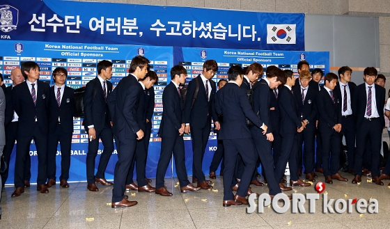 고객숙인채 해단식을 빠져나가는 축구대표팀!