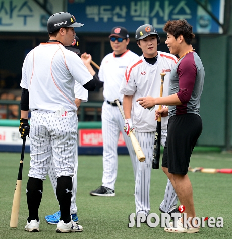 연타석 홈런 친 강정호 `롯데 선수들에게 포위~`