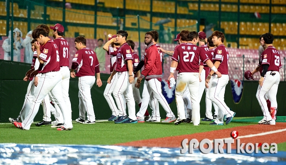 넥센 `한화에 17-3으로 강우콜드게임승!`