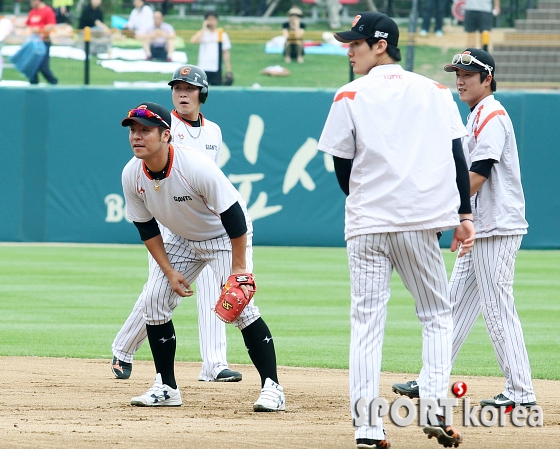 강민호 `오늘은 내야수 변신?`