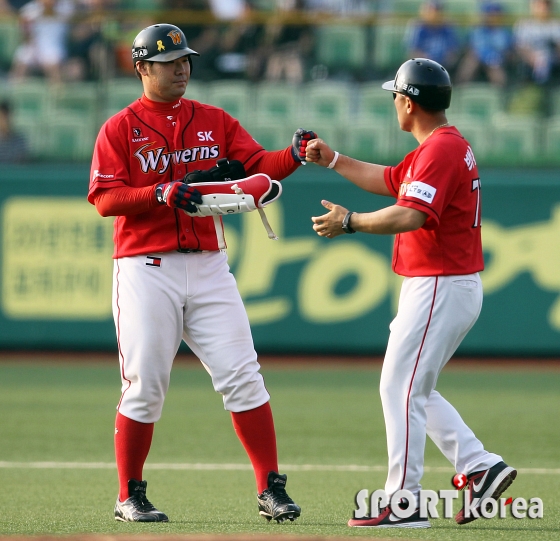 타격1위 이재원 `가볍게 2타점 2루타`