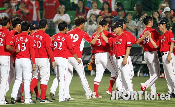 위닝시리즈 갖은 SK 이만수감독 `김광현 호투 빛났어`