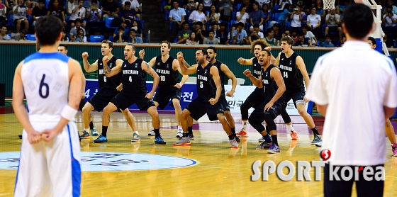 뉴질랜드 농구팀 `전통춤으로 기선 제압(?)`