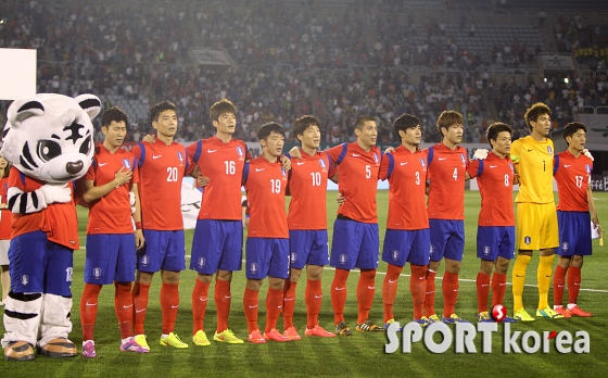 결의 다지는 한국 국가대표 축구팀 `우리는 하나`