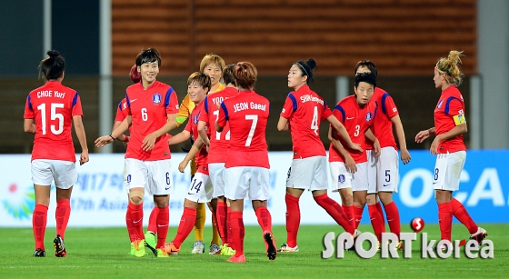 한국여자축구 `태국에 5-0 대승~`