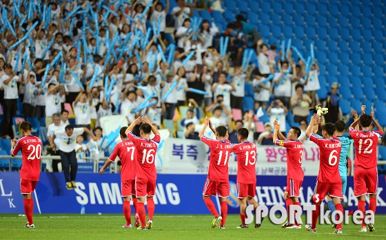 3-0완승 북한 `응원단의 성원에 감사~`