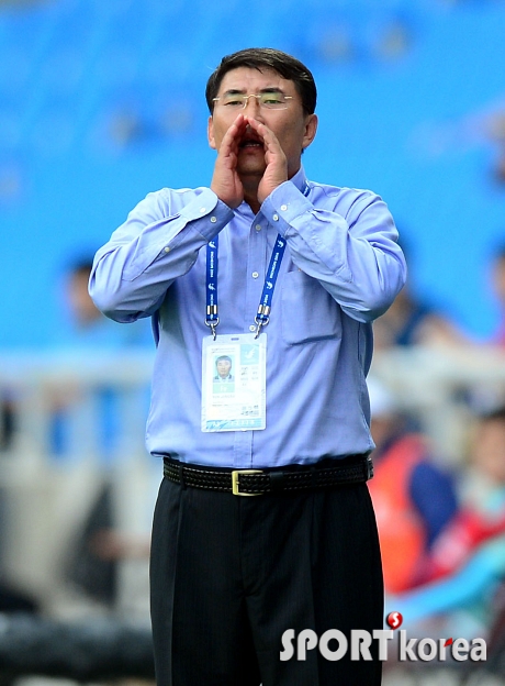 작전지시하는 북한 남자축구감독!