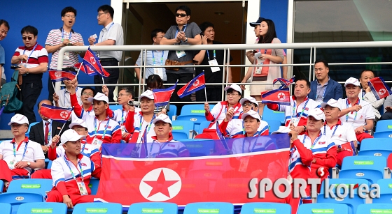 열열히 응원하는 북한 응원단!