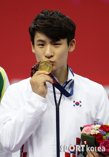 한국 첫 금메달 이하성, 메달에 달콤한 키스