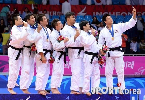 유도 남자대표, `금메달 기념 셀카`