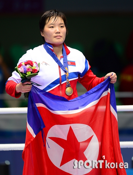북한 장은희, 복싱 금메달 인공기 들고