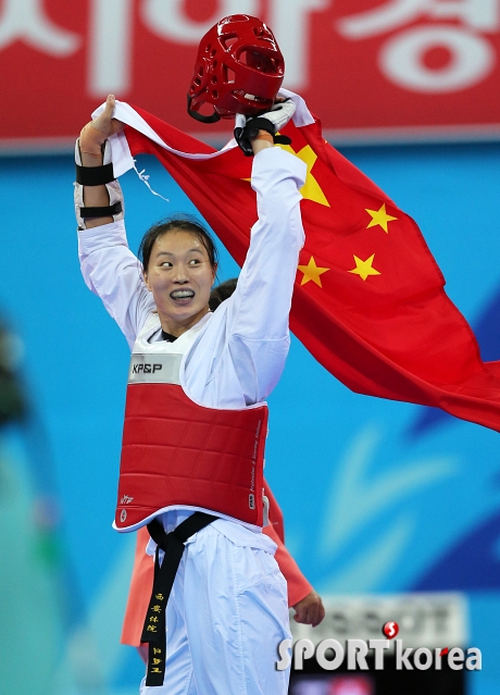 태권도 금메달 딴 중국선수 `오성기 들고 세레모니`