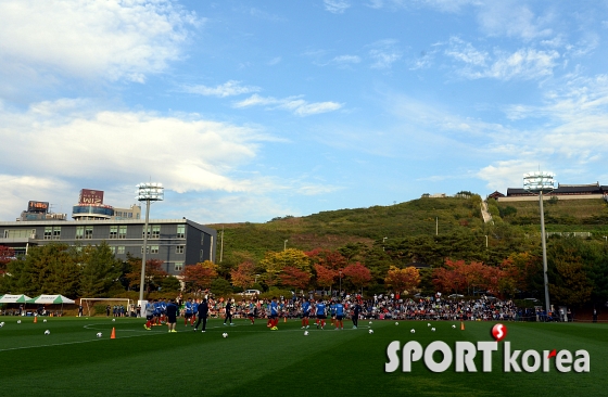 푸른 가을하늘 아래서 펼쳐지는 축구대표팀 훈련