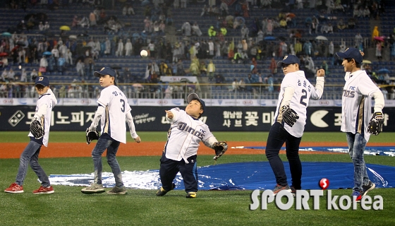 `경기는 안해도 시구는 해요`