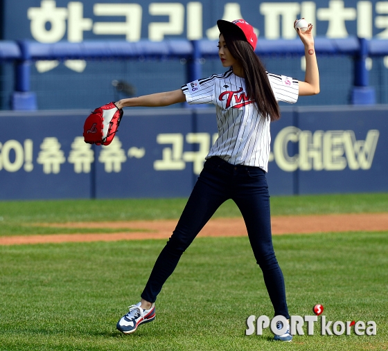 나인뮤지스 경리 `늘씬한 각선미 시구~`