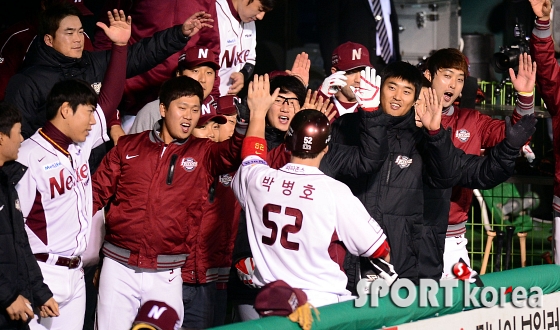 선제 득점에 신난 넥센 선수들