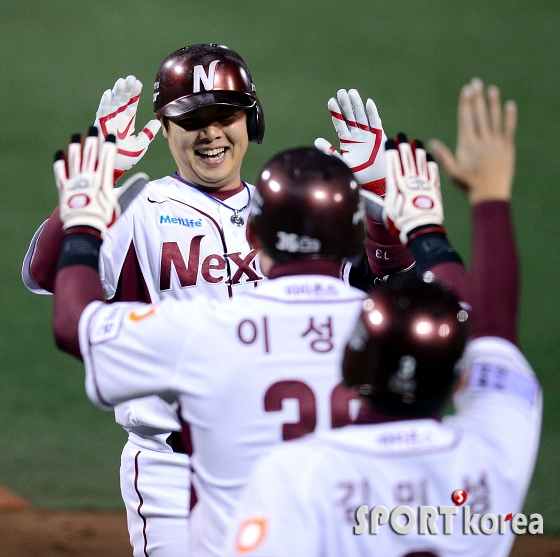 윤석민, 역전 스리런에 환한 웃음