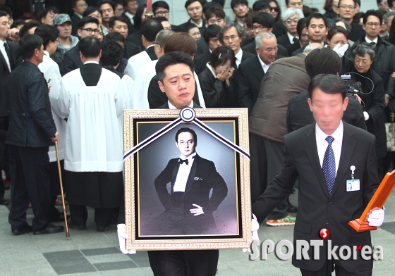 `눈물속에 진행된 마왕 신해철 발인식`