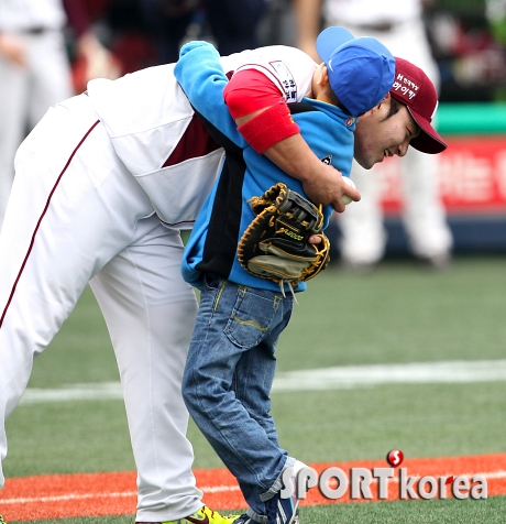 백혈병 투병 박주상어린이, 박병호와 재회의 포옹