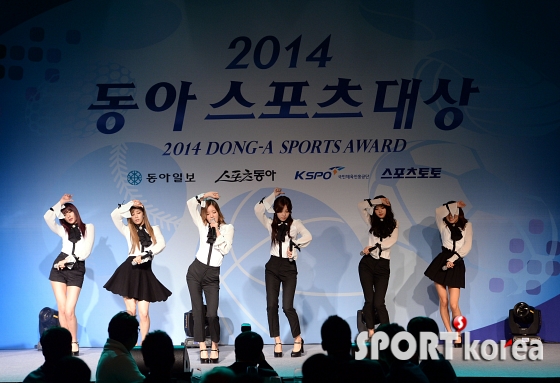 `2014 동아스포츠대상` 축하공연 펼치는 에이핑크