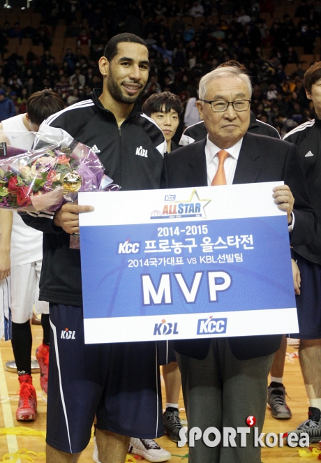 KBL선발 문태영, 국가대표팀 누르고 MVP