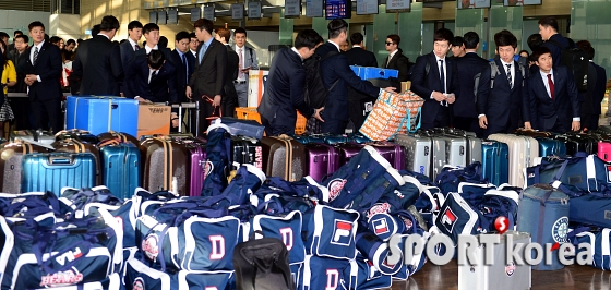 전지훈련 떠나는 두산 `어마어마한 짐~`