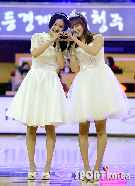 홍아란-신지현, `하얀색 드레스 입고 팬들에게 하트 발사`