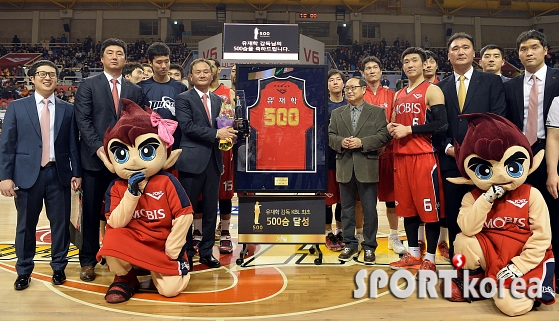 KBL 최초 감독 500승 고지밟은 모비스 유재학 감독