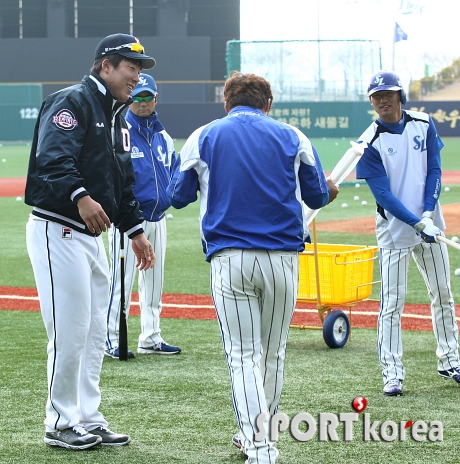 김현수 `(박)석민 형 배트 마음에 들어요?`