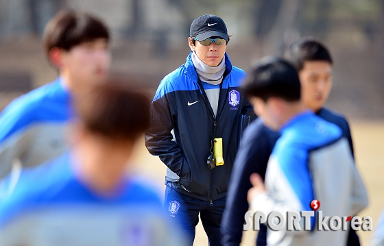 신태용 감독 `매의 눈으로 쳐다본다`