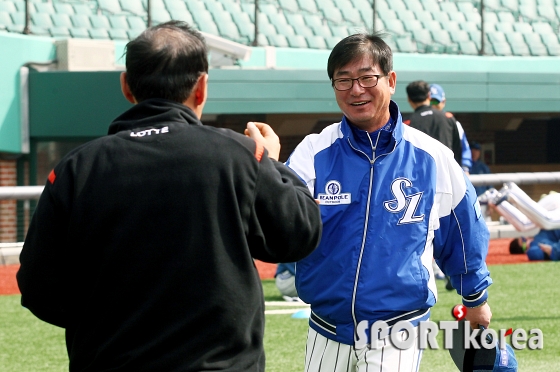 류중일 감독 `반가워요 이종운 감독`