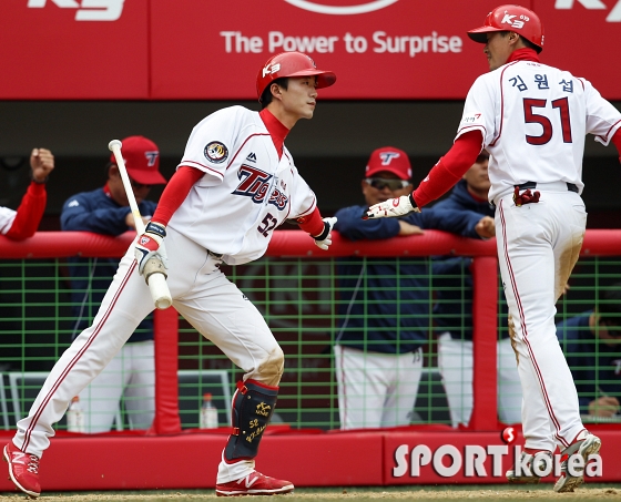 최용규 `명품다리 김원섭선배 득점 축하`